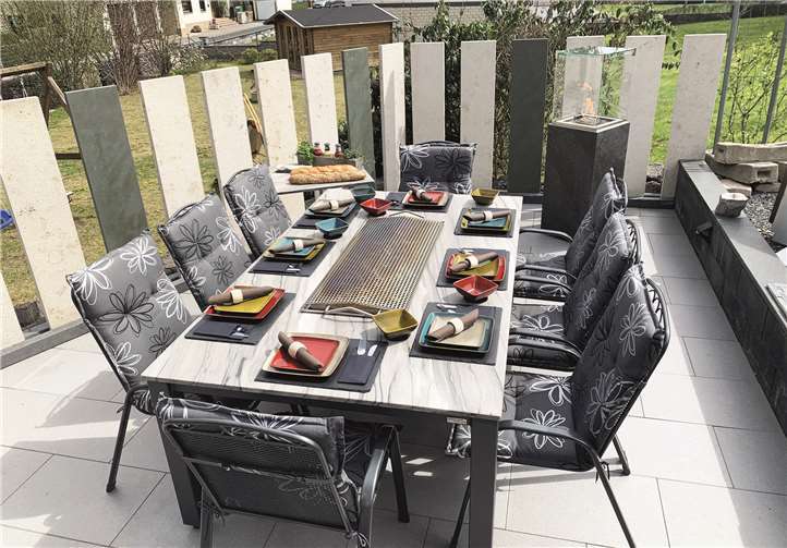 An diesem für acht Personen ausgerichteten Tisch ist jeder sein eigener Grillmeister