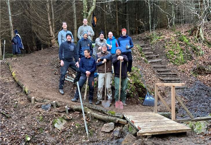 Neue Brücke zur Buckelsripp An dieser Aktion beteiligten sich: Thomas Zilliken, Heiko Vollrath, Tobi Keifenheim, Thomas Fischer, Carsten Stöber, Otmar Winkler, Christopher Nitzsche, Markus Schmitz, Bernhard Vallendar und Uli Fuchs. Fotos: privat