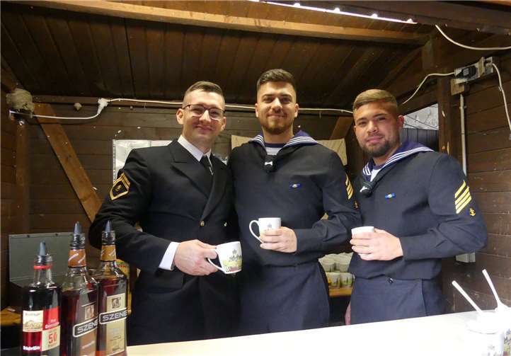 An drei Markttagen verkaufte die Marinedelegation erfolgreich Benefizglühwein mit Schuss und heißen Kakao.