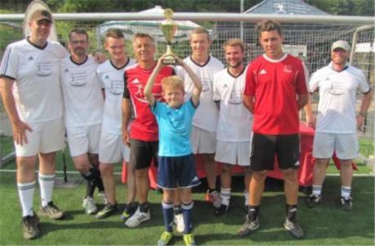 An drei Tagen können fußballbegeisterte Mädchen und Jungs unter Anleitung von Frank Elser trainieren. privat