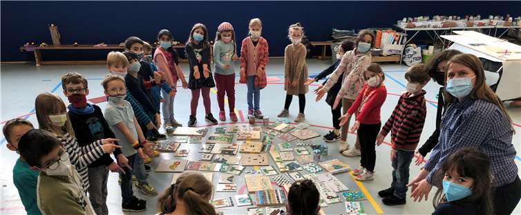 An drei Tagen vor den Pfingstferien, durften die Kinder der Klasse 1a unter der Leitung der Kunstpädagogin Christina Kutzbach, aus dem Kreativ-Atelier Neuwied, ihrer Praktikantin sowie der Klassenlehrerin Alexandra Hellmann, mit Mosaiksteinen ihrer Kreativität freien Lauf lassen.Fotos: privat