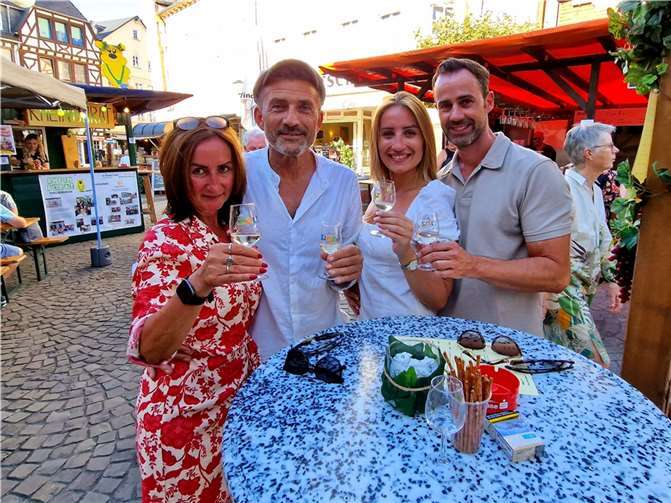 An dreizehn Weinständen gab esdas Kerngetränk eines jeden Winzerfestes: Wein.