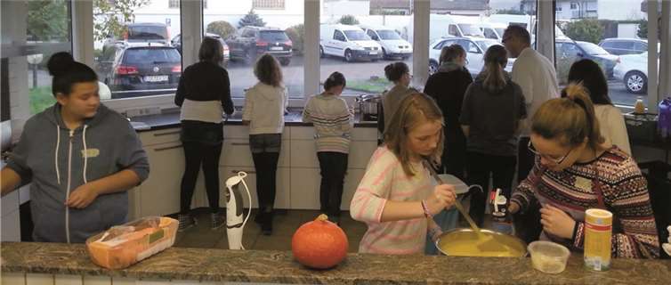An ein schmackhaftes Rezept passend zur Jahreszeit machten sich die "colen" Kids beim letzten Kochkurs des Bendorfer Jugendbüros. privat