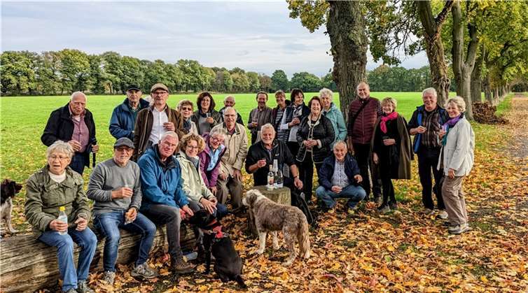 An einem Baumstumpf zauberte Wanderwart Juppi Schneider (Bildmitte knieend) zur Stärkung der Teilnehmer Wein und Hochprozentiges aus seinem Rucksack.  Foto: Norbert Buchbender