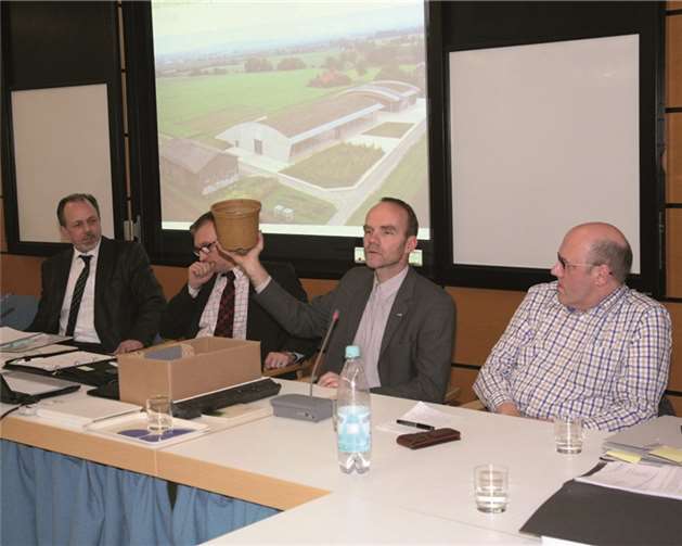 An einem Blumentopf machte Prof. Dr. Ralf Pude den Politikern deutlich, woran in Klein-Altendorf unter anderem geforscht wird. -StF-