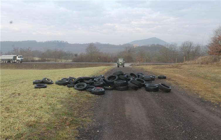 An einem Feldweg an der Gemarkungsgrenze von Ochtendung-Plaidt wurden ca. 50 Altreifen entsorgt. PI Mayen