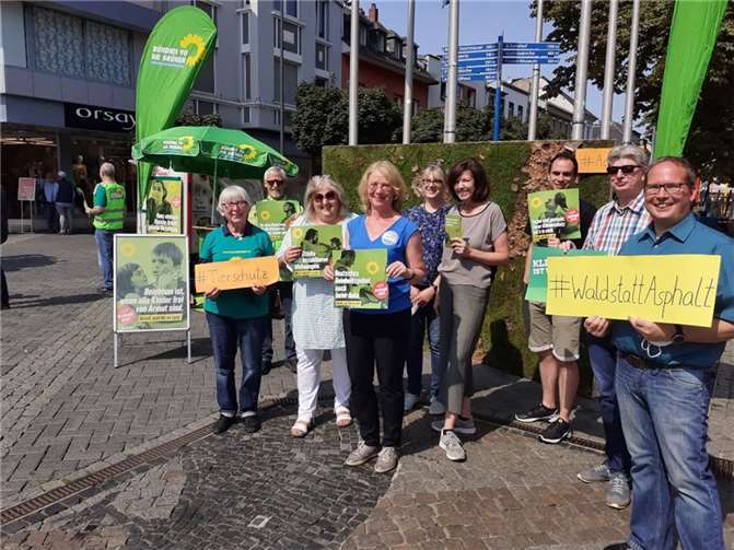 An einem Infostand der Grünen in Neuwied nahm nach ihrer Teilnahme an Pulse of Europe auch MdB Tabea Rößner, zusammen mit Direktkandidat für den Wahlkreis Neuwied/Altenkirchen Kevin Lenz, teil.Foto: Bündnis 90/Die Grünen Neuwied