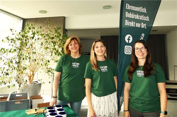 Line Dancer tanzen für das Ahrtal An einem Infostand der „Stiftung Ahrtal“ konnten sich Interessenten mit der Benefizarbeit der Einrichtung bekannt machen.