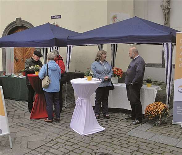An einem Infostand können sich Interessierte über das Wirken des Hospizvereins informieren und die Charta unterzeichnen. privat