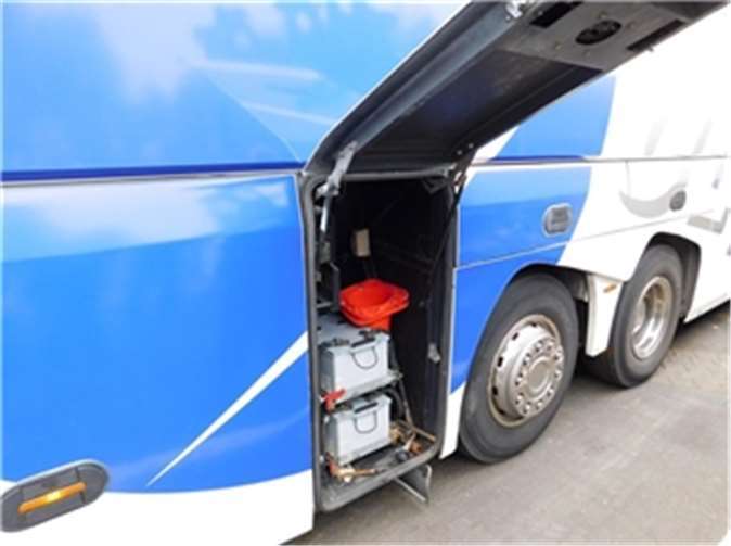 An einem Linienbus fanden die Beamten der Polizei lose Batterien vor.