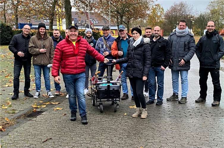 An einem Nachmittag im November traf sich die Männertanzgruppe der Husaren, um gemeinsam zu Wandern und einen schönen Abend zu verbringen. Foto: privat