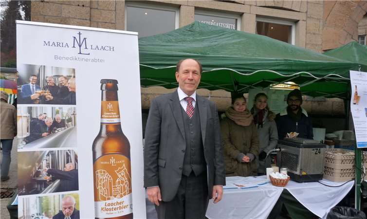 Frohe und besinnliche Stunden im herrlichen Ambiente des Klostergeländes An einem Stand vor dem Seehotel wurden„Biblische Speisen“ und das neue Laacher Klosterbier angeboten.