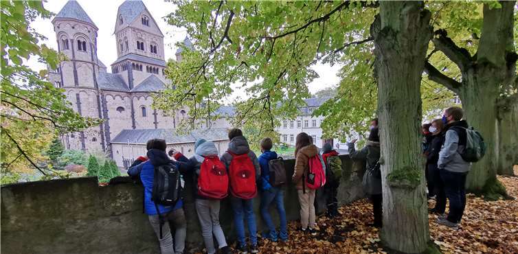 An einem Tag besuchte man das Kloster Maria Laach.