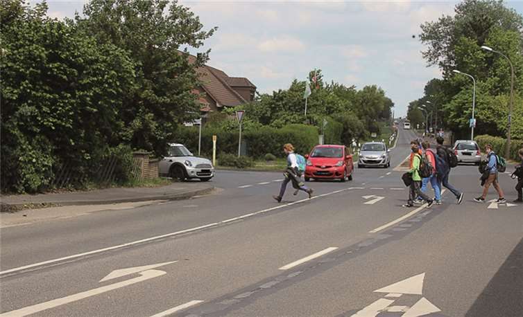 An einem Werktag, um 14 Uhr: Die aus den Bussen aus Rheinbach aussteigenden Schulkinder queren den Kreuzungsbereich auf ihrem Heimweg in den Ort. privat