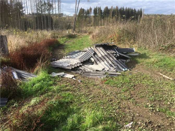An einem Wirtschaftsweg zwischen Mündersbach und Freirachdorf wurde eine illegale Asbestablagerung in der Natur festgestellt. Quelle: Pressestelle der Kreisverwaltung
