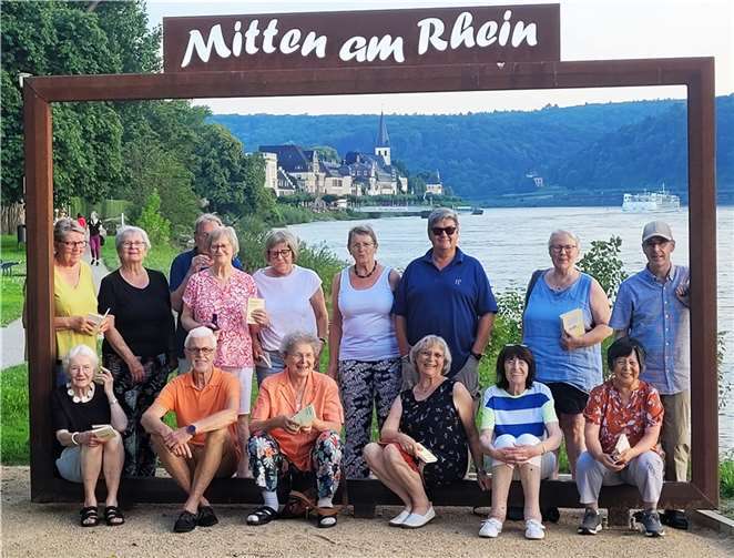 An einem der ersten Sommerabende verlegte der Kirchenchor im Seelsorgebereich Unkel seine Chorprobe spontan vom Pfarrheim an die romantische Unkeler Rheinpromenade.  Foto: Peter Schleiden