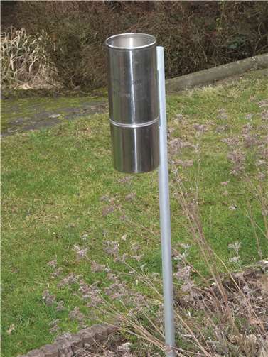 An einem ebenfalls von ihm installierten Regenmesser, der von Professor Hellmann, einem preußischen Meteorologen, im Jahre 1886 entwickelt wurde und bis heute Standard bei den professionellen Messungen ist, lies Eduard Pinger ebenfalls die Werte ab und dokumentiert diese für sich privat.