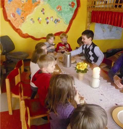 An einem festlich geschmückten Tisch feierten die Kinder das letzte Abendmahl.privat