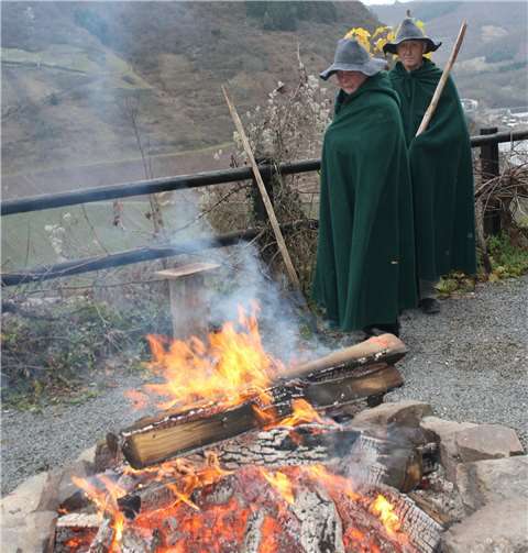 An einem großen Lagerfeuer wärmtensich die Hirten auf einem nahegelegenen Feld.