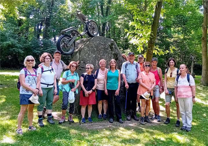 An einem heißen Sonntag im Juni trafen sich Mitglieder und Gäste des Eifelvereins Andernach in Miesenheim, um eine 14 km lange Wanderung zu dieser gut restaurierten Burganlage zu starten. Foto: privat