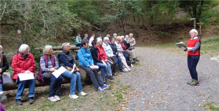 An einem idyllischen Waldplatz wurden gemeinsam Lieder gesungen und einer amüsanten Geschichte über das Burgfräulein von Eltz gelauscht.  privat