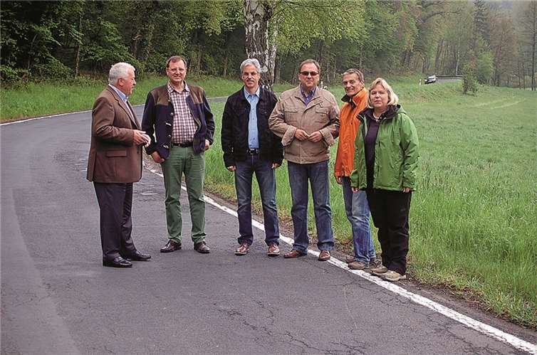 An einem markanten Punkt der geplanten Radroute diskutierten die Politiker über die Nicht-Berücksichtigung des Radwegprojektes. RÜ