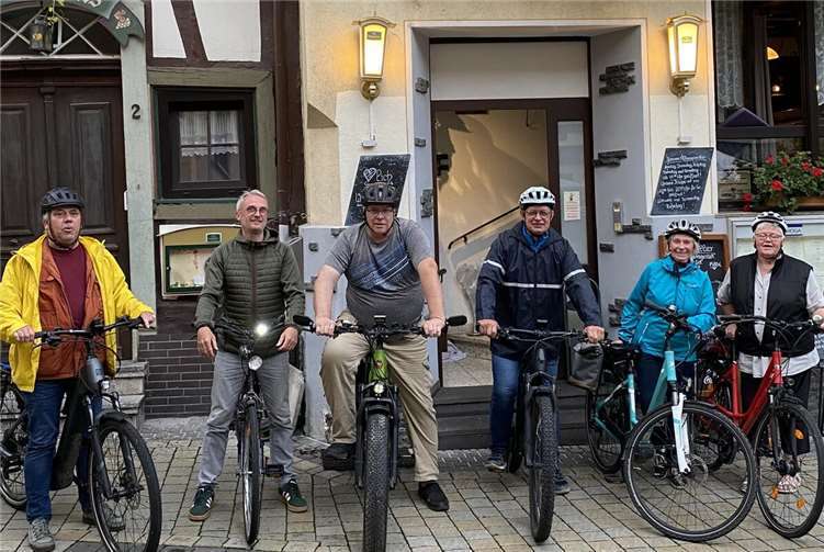 An einem regnerischen Fahrtag war der „harte Kern“ bei der Radeltour in die Abendsonne mit von der Partie und landete in Braubach.  Foto: Thomas Schneider