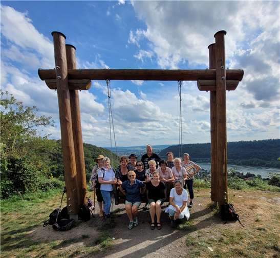 An einem sonnigen Sonntag unternahm die Gymnastikgruppe der Rhein-Mosel-Fachklinik eine Wanderung mit ihrem Trainer. Foto: privat