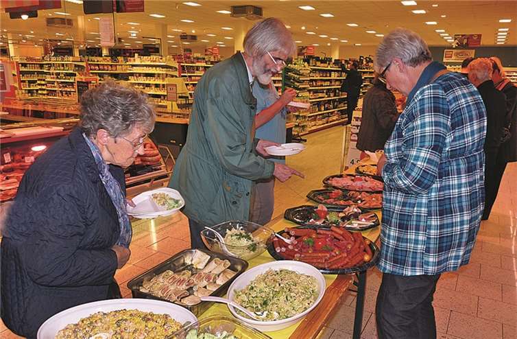 An einem von Fachberaterin Christiane Link gestalteten und mit vielen Köstlichkeiten bestückten Büffet konnten sich die Teilnehmer des Kundenabends in der Pause stärken. privat