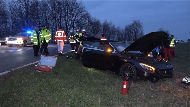 An einer Autobahnausfahrt der A48 bei Ochtendung hat sich ein Auto mehrfach überschlagen. Der Fahrer verstarb an der Unfallstelle. Foto: WinklerTV