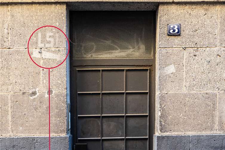 An einer Hausfassade in der Münzstraße. Foto: Hermann Schäfer