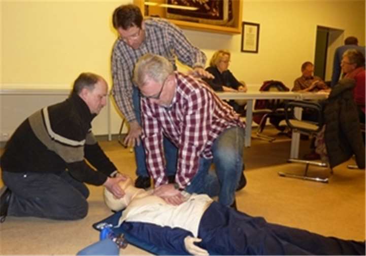 An einer Puppe konnten die Teilnehmer die Theorie umsetzen. privat