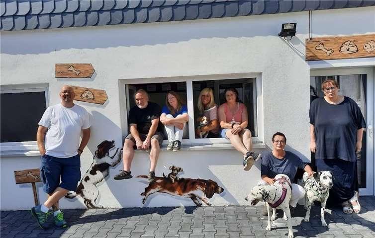 An einer Wand des Innenhofes tummeln sich nun lebensgroße Hunde und Katzen. Foto:Antje Firmenich