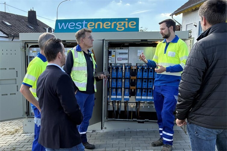 An einer digitalen Ortsnetzstation informierten Vertreter von Westnetz und Westenergie über die abgeschlossenen Maßnahmen zur Modernisierung der Strom- und Glasfaserinfrastruktur in Kirchwald. 