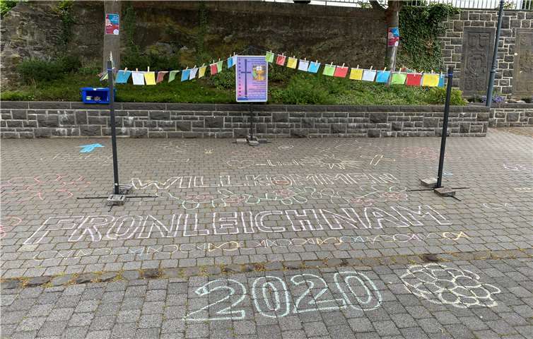 An einer großen Wäscheleine konnten die Besucher ihre Bitte und ihren Dank ausdrücken. Foto: Privat