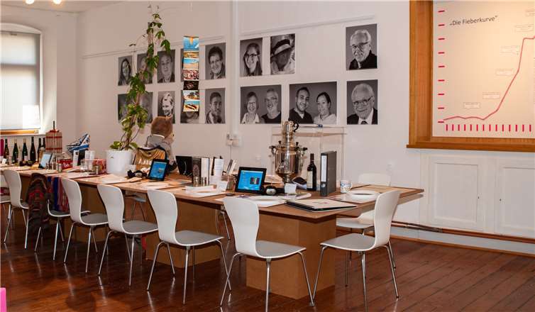 An einer langen Tafel erzählen ganz unterschiedliche Menschen ihre persönliche Heimat-Geschichte. Klaus Faßbender/Förderverein Heimatmuseum