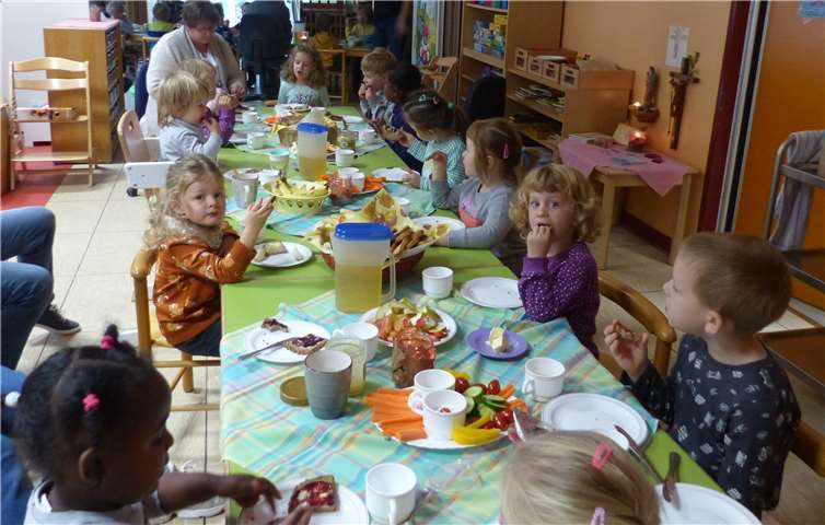 An einer langen Tafel feierten die Kinder aus der Integrativen Kita des Herz-Jesu-Hauses ein gemeinsames Erntedank-Frühstück. Foto: Herz-Jesu-Haus