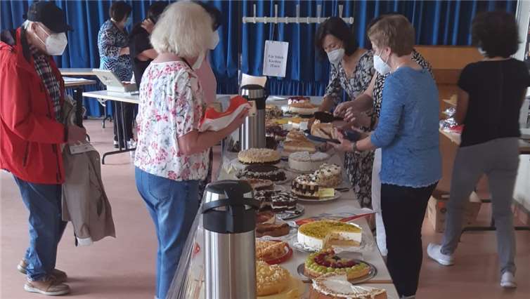 An einer langen Tafel wurden die Kuchen verkauft. Foto: privat