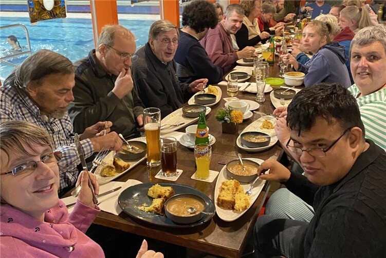 An einer langen Tischreihe im Restaurant „Apfelbaum am Hallenbad“ saß der Treff 81 zum Verzehr des „Dibbedotz“ gemütlich beieinander. Foto: Th. Schneider