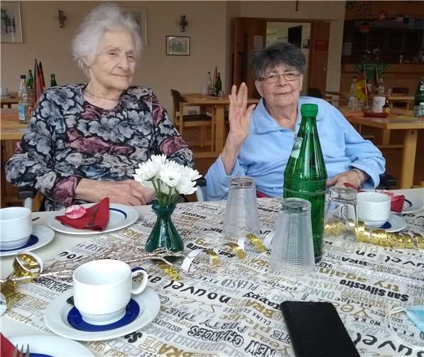 An einer liebevoll gedeckten Kaffeetafel, kamen die Geburtstagskinder schnell miteinander ins Gespräch.Foto: privat