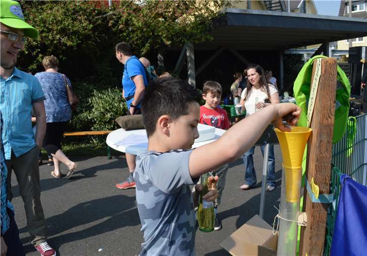 An einer mit Sand gefüllten Säule ließ sich der Spendestand symbolisch ablesen.