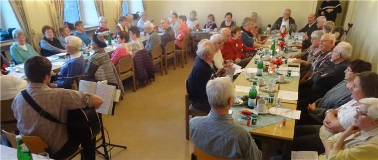 An einer prall gefüllten Kaffeetafel wurde nach Herzenslust gemeinsam gesungen.Foto: privat
