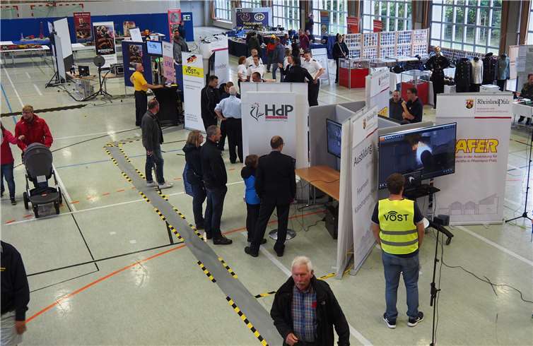 An einigen Ständen konnten einige Astersteiner Vereine und Organisationen zeigen, welche vielfältigen Möglichkeiten es in dem Stadtteil gibt und informierten über deren Geschichte.