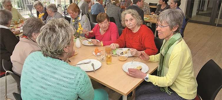 An einladend gedeckten Tischen genießen die Gäste das Angebot.Privat