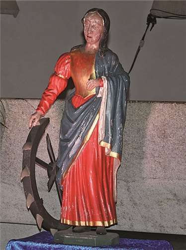 An exponierter Stelle vor dem Altar war die Statue der heiligen Katharina von Alexandrien bei der Festmesse zu bewundern.
