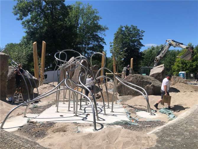 Neuer Kletterparcours bringt Bewegung in den Festungspark An geschwungenen Edelstahlrohren kann demnächst zwischen Felsen und massiven Holzbalken geklettert, geturnt und gespielt werden. Mit den sogenannten Whoop Loops bekommt der Spielplatz Bleidenberg eine neue Attraktion. Foto: Stadt Koblenz/Jochen Bihn
