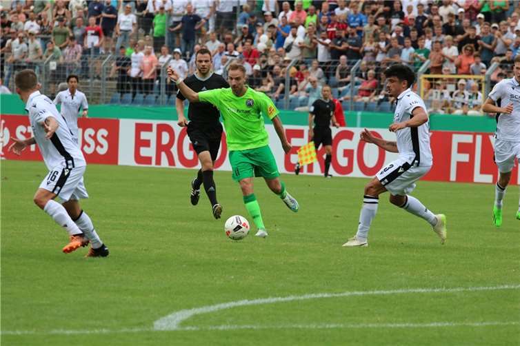 An ihm dürften die Engeser in der Oberliga noch viel Freude haben: Neuzugang Kevin Lahn zeigte gegen Bielefeld seine ganze Klasse und legte den Anschlusstreffer mustergültig auf. Foto: Volker Horz