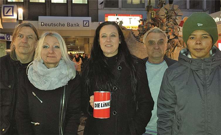 An ihrem Informationsstand in der Fischelpassage sammelte die Stadtratsfraktion von Die Linke für Koblenzer Obdachlose. privat