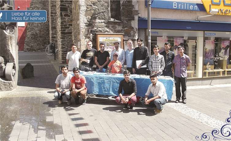 An ihrem Infostand informiert die Ahmadiyya Muslim Jamaat Neuwied/Andernach die Bevölkerung. Privat