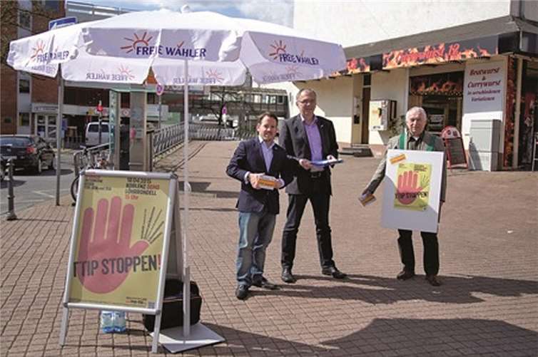 An ihrem Stand am Altlöhrtor warnten die Freien Wähler vor den Gefahren des sogenannten Investorenschutzes. privat